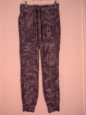 Lululemon Women's Gray Camo Joggers 6 Athleisure Activewear Yoga Jog Hike Travel